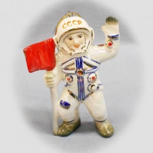 Создать мем: елочных игрушек фигурка космонавт, игрушка космонавт, игрушка космонафт елочная
