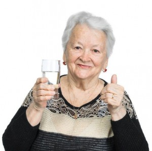 Создать мем: бабушка пьет кофе, женщина, цитаты про общий язык