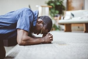 Создать мем: мужчины, освальд, pray on knees