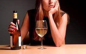 Создать мем: опасность алкоголя, девушка с бутылкой алкоголя, лечение женского алкоголизма