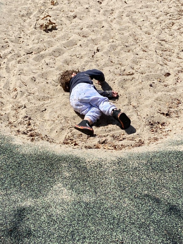 Создать мем: море солнце песок, фотографии друзей, купается в песке