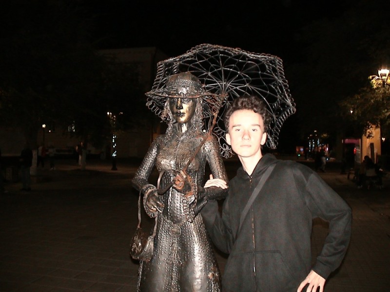 Создать мем: городская скульптура, скульптура дамы в оренбурге, девушка