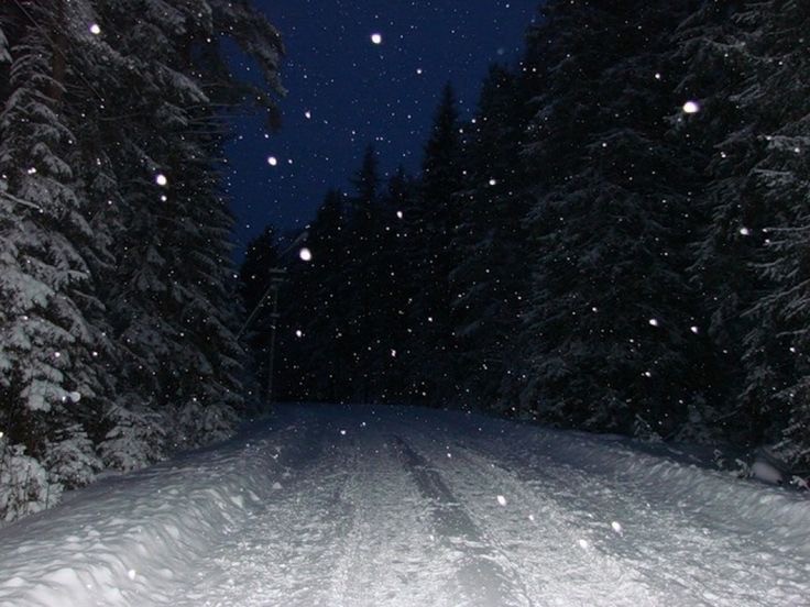 Создать мем: зимняя дорога в темноте, зима ночь, снег ночью
