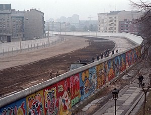 Создать мем: падение берлинской стены, берлин вал, берлинская стена гдр