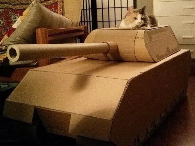 Создать мем: картонный танк, картонный танк для кота, танк из коробки