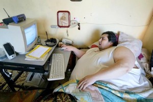 Создать мем: мужик за компьютером, толстые люди, самый толстый человек