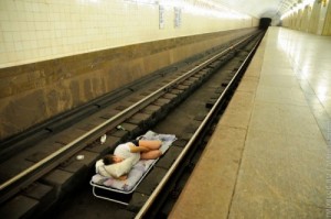 Создать мем: станция смоленская, московское метро, упал на рельсы в метро