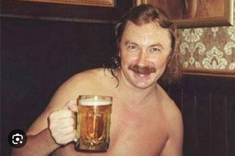 Создать мем: игорь николаев выпьем за любовь, игорь николаев с пивом, николаев выпьем за любовь