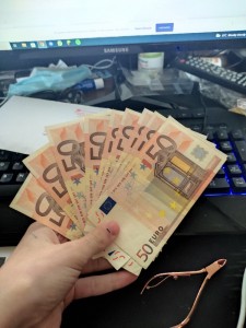 Создать мем: деньги евро в руках, быстрые деньги, деньги валюта