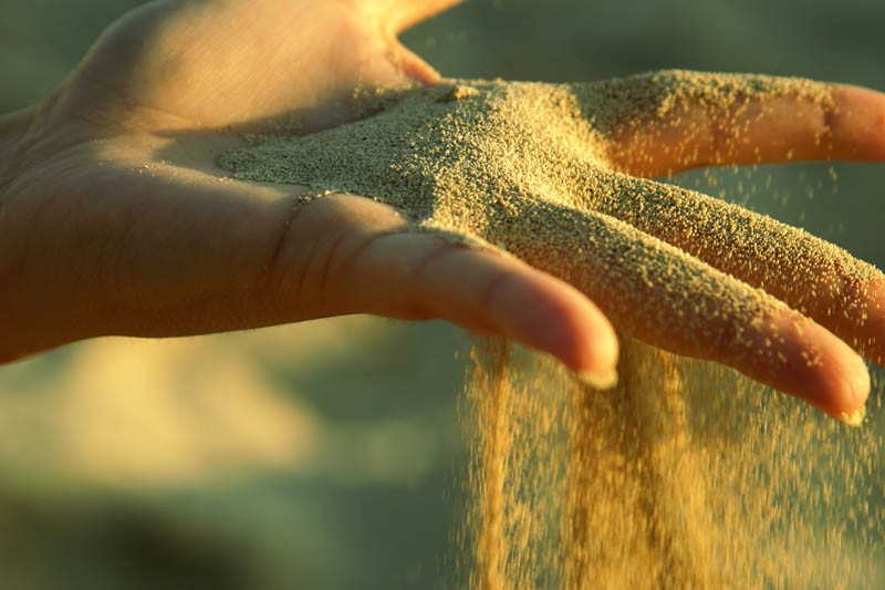 Создать мем: песок в ладони, песок сквозь руки, песок сквозь пальцы в большом разрешении