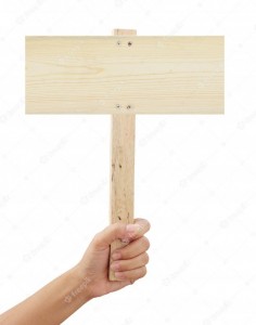 Создать мем: деревянная табличка с ручкой, рука держит деревянную табличку, табличка в руках
