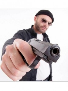 Создать мем: боевики 2019, мужчина с пистолетом, под дулом пистолета