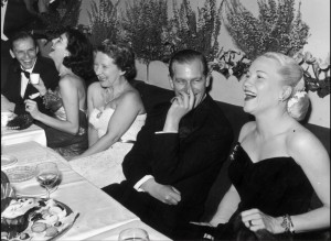 Создать мем: кадр из фильма, мэрилин монро на вечеринке, мэрилин монро и артур миллер 1957