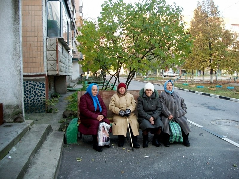 Создать мем: женщина, бабушки на лавочке, бабки у подъезда