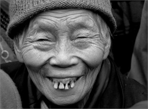 Создать мем: беззубый старик, беззубый дед смеется, улыбка бабушки
