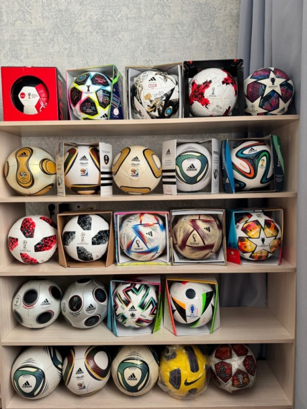 Создать мем: фотография футбольного мяча, футбольные мячи адидас, коллекция мячей