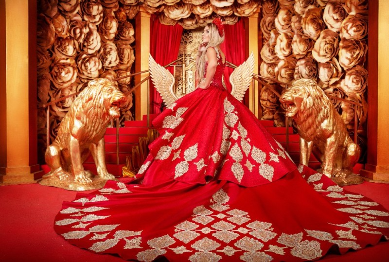 Create meme: royal style studio photo shoot, luxurious dresses, girl 