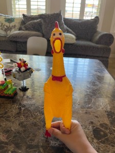 Создать мем: кричащая курица игрушка, игрушка курица пищалка, орущая курица игрушка
