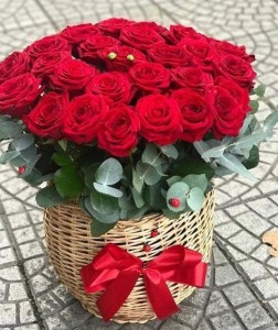 Создать мем: красивые розы, красные розы, корзина из красных роз