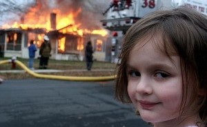 Создать мем: поджигательница, девочка на фоне горящего дома, девочка и пожар
