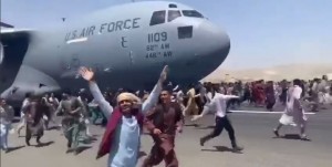 Создать мем: самолет в аэропорту, афганистан, взлет самолета в афганистане