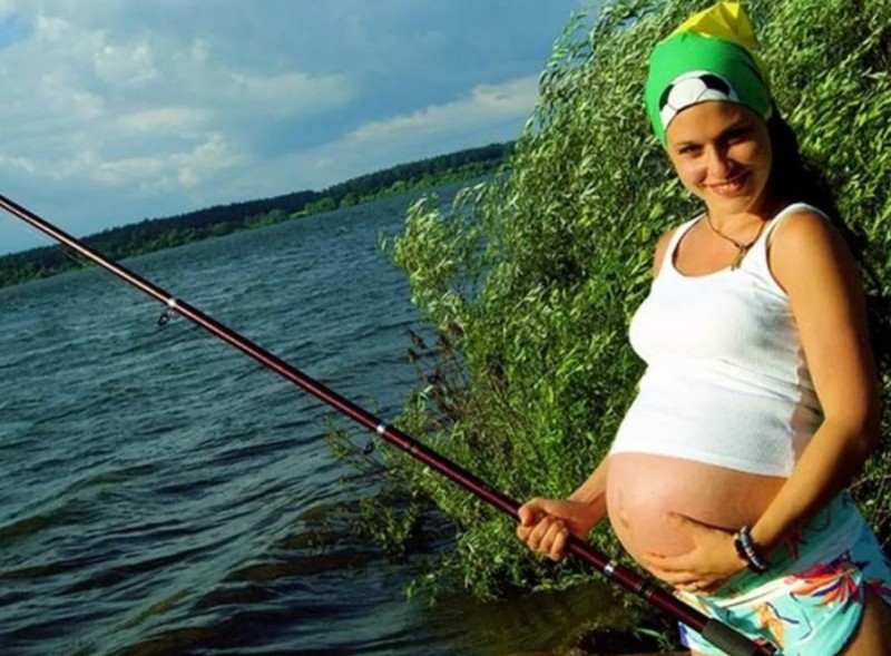 Создать мем: девушка, женская рыбалка, беременные на рыбалке
