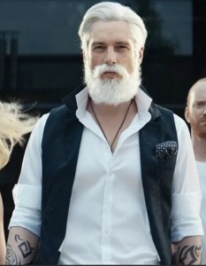 Создать мем: мужик из рекламы теле 2 с белой бородой, дед из теле2 в полный рост, дед из рекламы теле 2