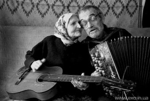 Создать мем: old couple, гармонь на скамеечке, пожилая пара