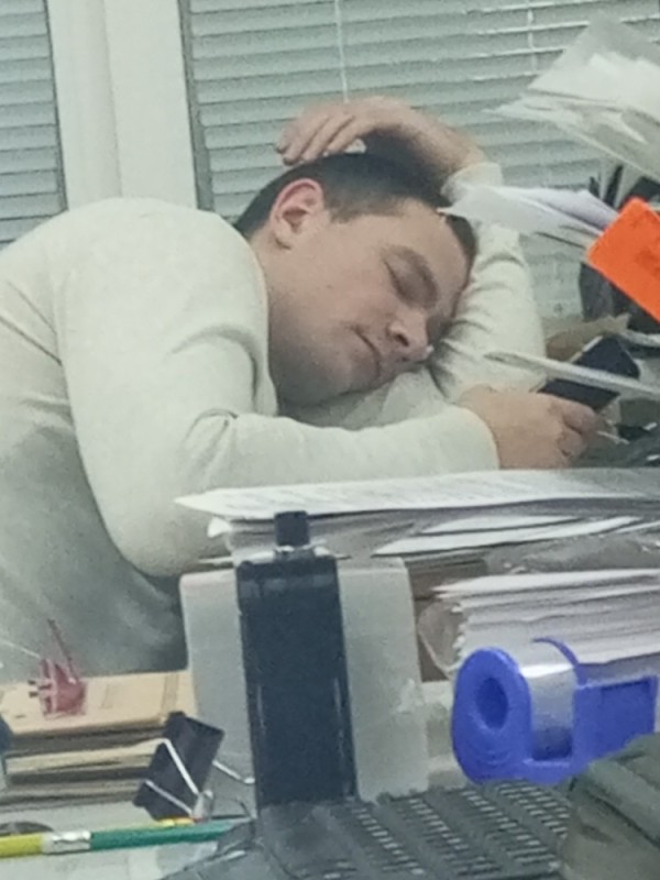 Создать мем: дневной сон, усталость, уставший офисный работник