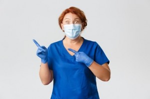 Создать мем: удивленные медики в маске, врач в маске, женщины в медицинских перчатках