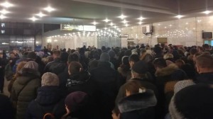 Создать мем: навальный встреча в петербурге, станция метро, очередь
