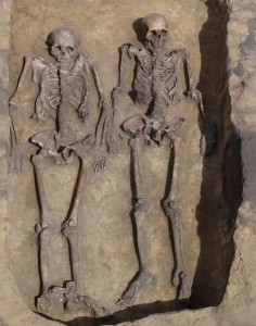 Создать мем: скелет мужчины и женщины, археология в сибири артефакты, похороны