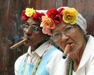 Создать мем: Человек, кубинские сигары, кубинка с сигарой