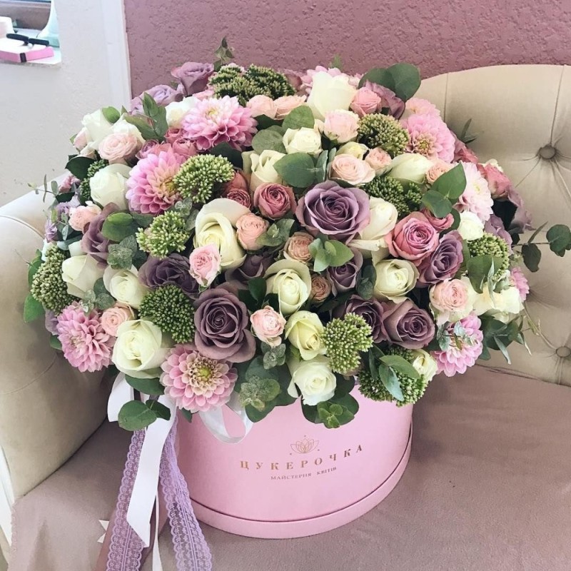 Create meme: a beautiful bouquet in a box, beautiful bouquets of flowers, fashionable bouquets of flowers