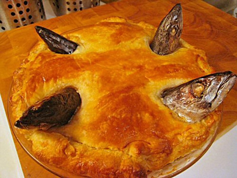 Создать мем: пирог stargazy, пирог с рыбой, stargazy pie национальное блюдо