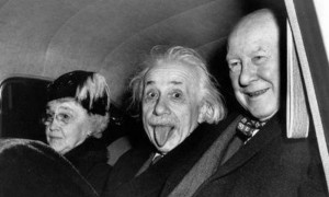 Создать мем: фотография эйнштейна с языком, знаменитое фото эйнштейна с языком история, фотография эйнштейна с высунутым языком
