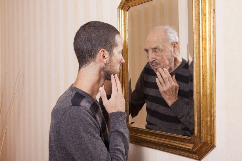 Создать мем: старость, человек, в зеркале