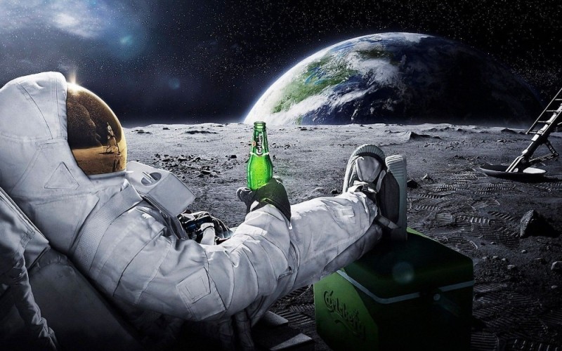 Создать мем: люди в космосе, в космос, carlsberg