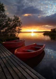 Создать мем: лодка пейзаж, река закат лодка, красивые пейзажи с лодкой