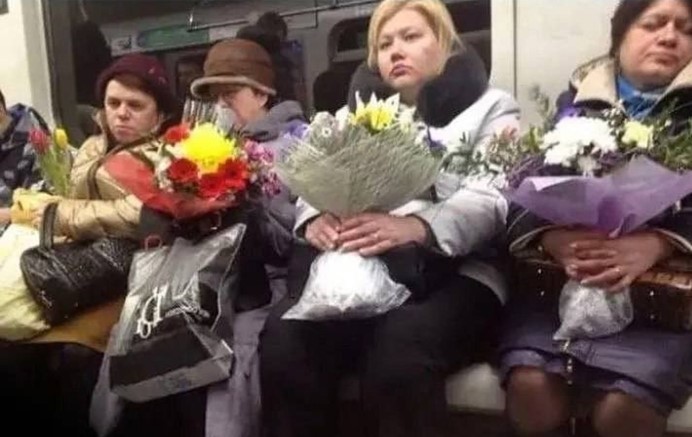 Создать мем: грустные женщины с цветами в метро на 8 марта, метро девушка с букетом, женщина с цветком