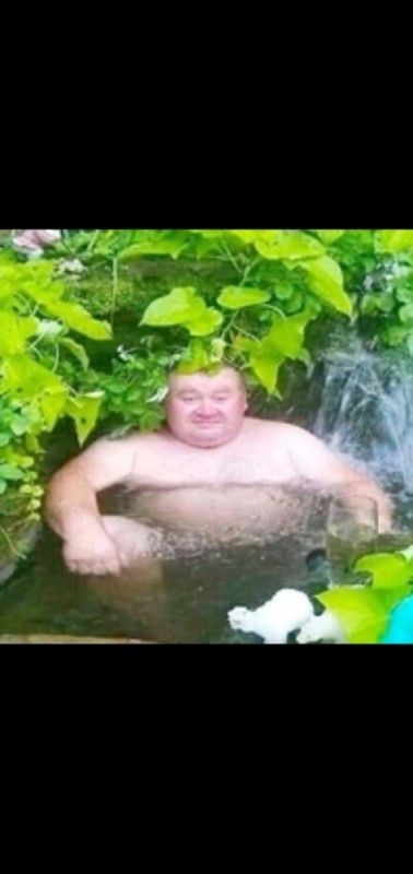 Создать мем: лупа, толстый мужик сидит в воде, дед аче