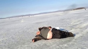 Создать мем: пьяный рыбак на льду, батя намана, бать