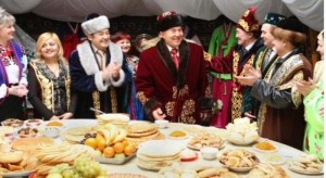 Создать мем: казахское бата досторхан, праздник наурыз, наурыз наурызмейрамындаѭазаѭстандыѭтарнешекѭндемалады