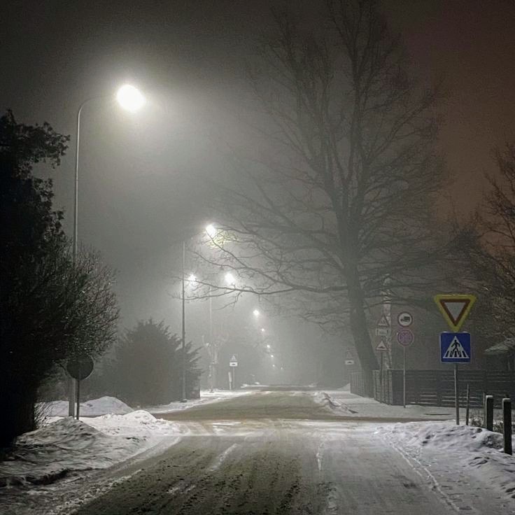 Create meme: night snowfall, fog in the cold at night, winter evening