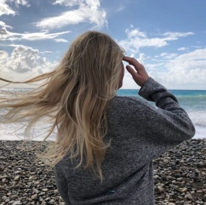 Создать мем: девушка, на берегу, светлые волосы
