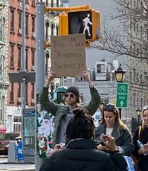 Создать мем: dude with sign, протест, житель нью йорка с плакатом