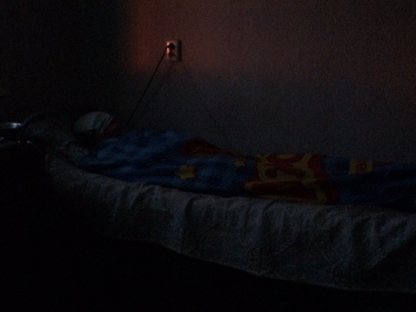 Ночное общежитие. Кровать в темноте без света. Комната ночью. Комната в темноте.