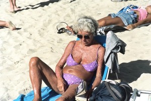 Создать мем: старые нудисты, старушки на пляже прикольные, бабки нудистки