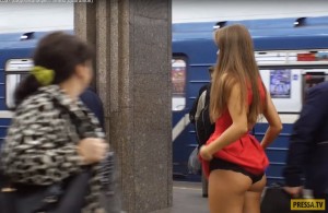 Создать мем: анна довгалюк в метро юбка, активистка анна довгалюк, девушки в метро летом