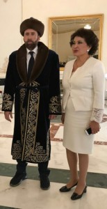 Создать мем: nicolas cage in kazakhstan, николас кейдж в казахстане, национальный казахский костюм